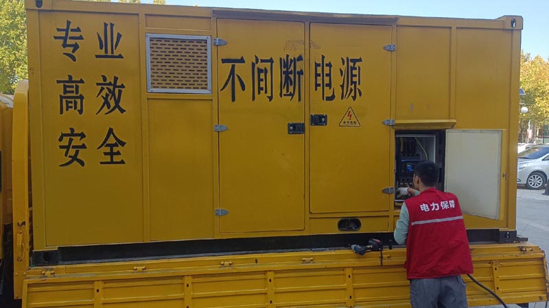 甘德柴油发电机组和UPS电源配合使用时，如何避免切换过程中的电力中断？